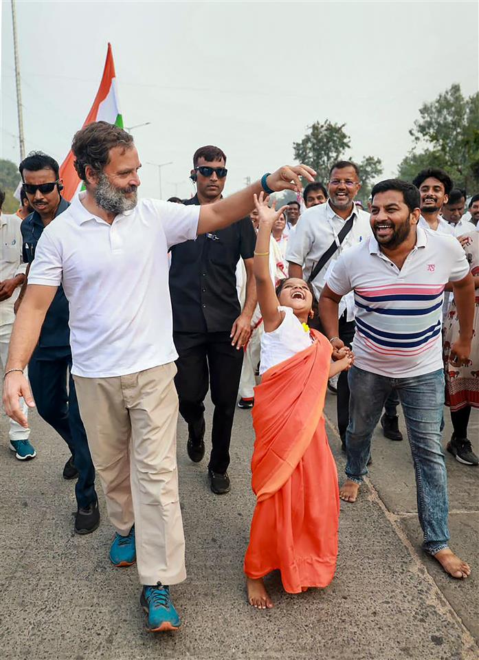 Former Navy Chief Admiral Ramdas joins Rahul Gandhi in Bharat Jodo ...