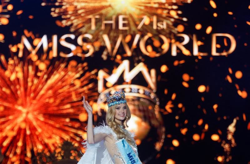 Kristina Pešková z České republiky je korunována Miss World 2024