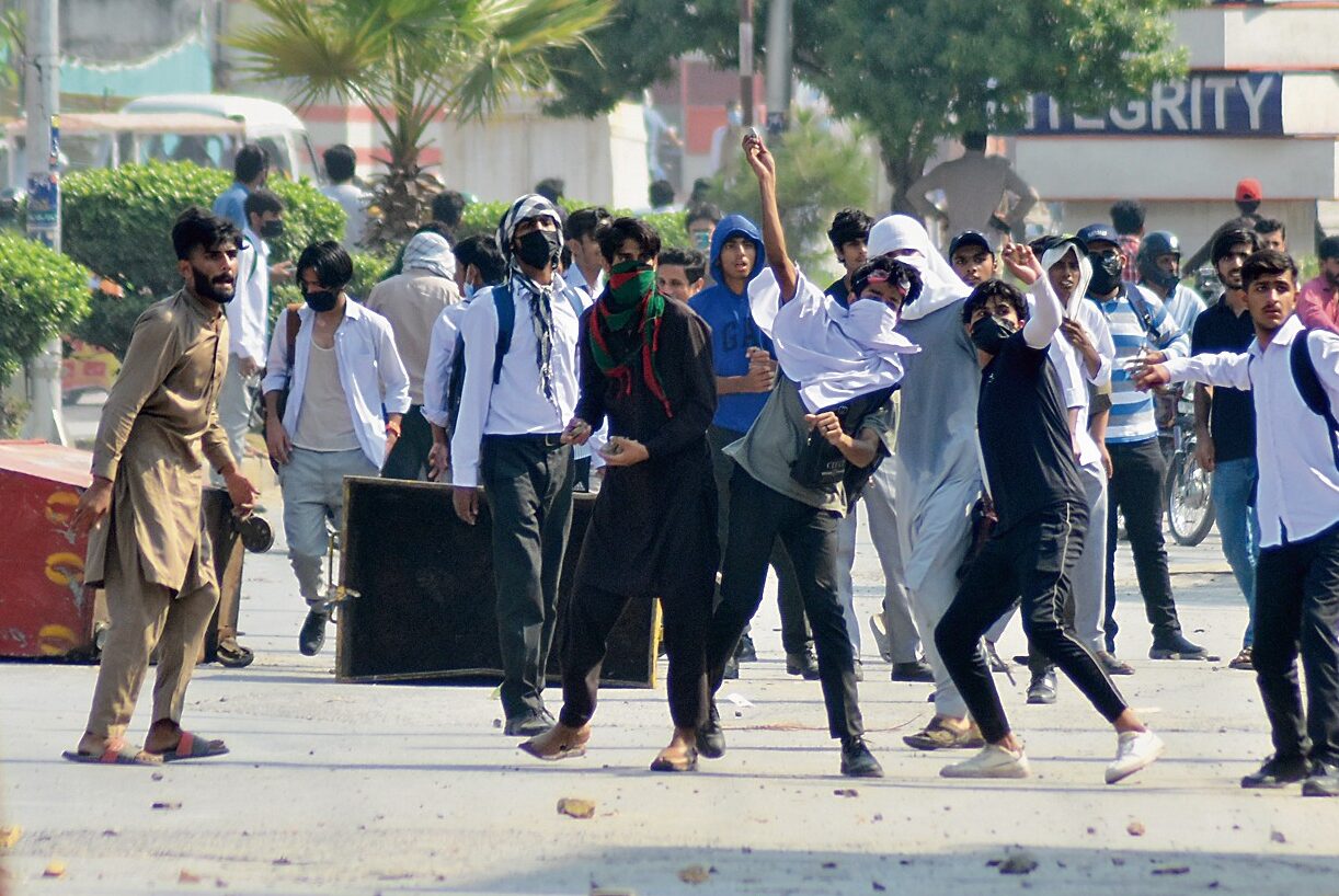 Pak police fire tear gas at protesting students