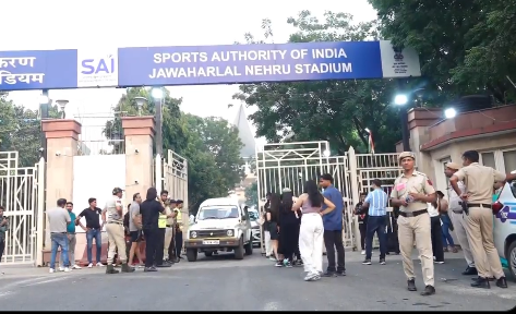 Traffic Crawls In Central Delhi As Excited Fans Throng Jln Stadium For