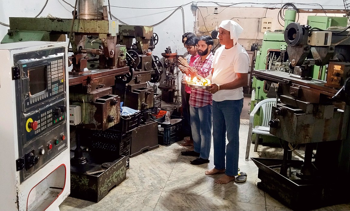 Workers worship tools on Vishwakarma Day The Tribune