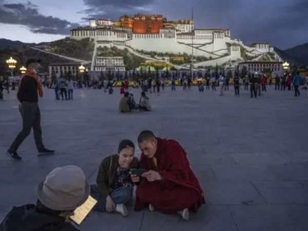 China arrests Tibetans for internet, phone use, says Human Rights Watch