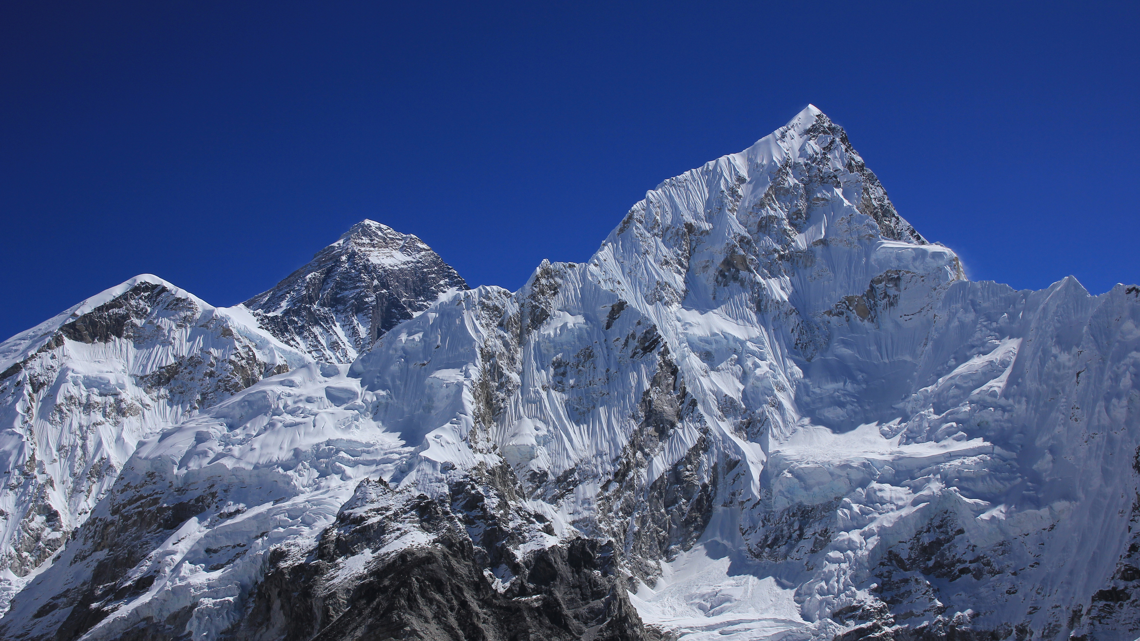Snowstorms strand hikers in China, a South Korean climber dies in Nepal