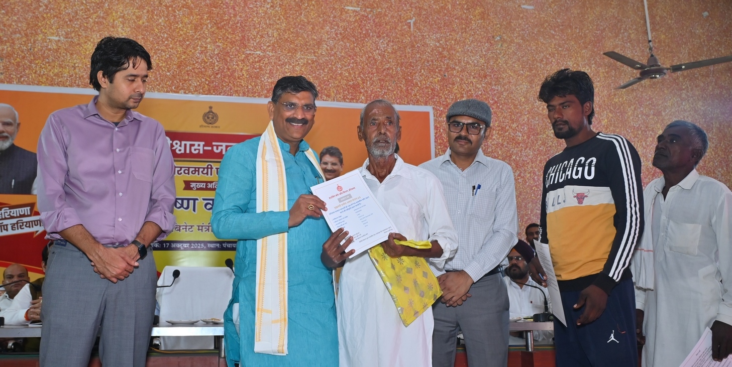 68f25f9f9a0a9 11710799CD  SIRSA  MINISTER KRISHAN BEDI HANDING OVER PLOT ALLOTMENT PAPERS TO BENEFICIARIES IN SIRSA 1