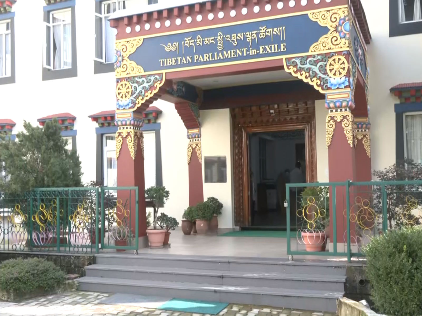 Tibetans in-exile resent against demonstration by White Club of London in Shigatse