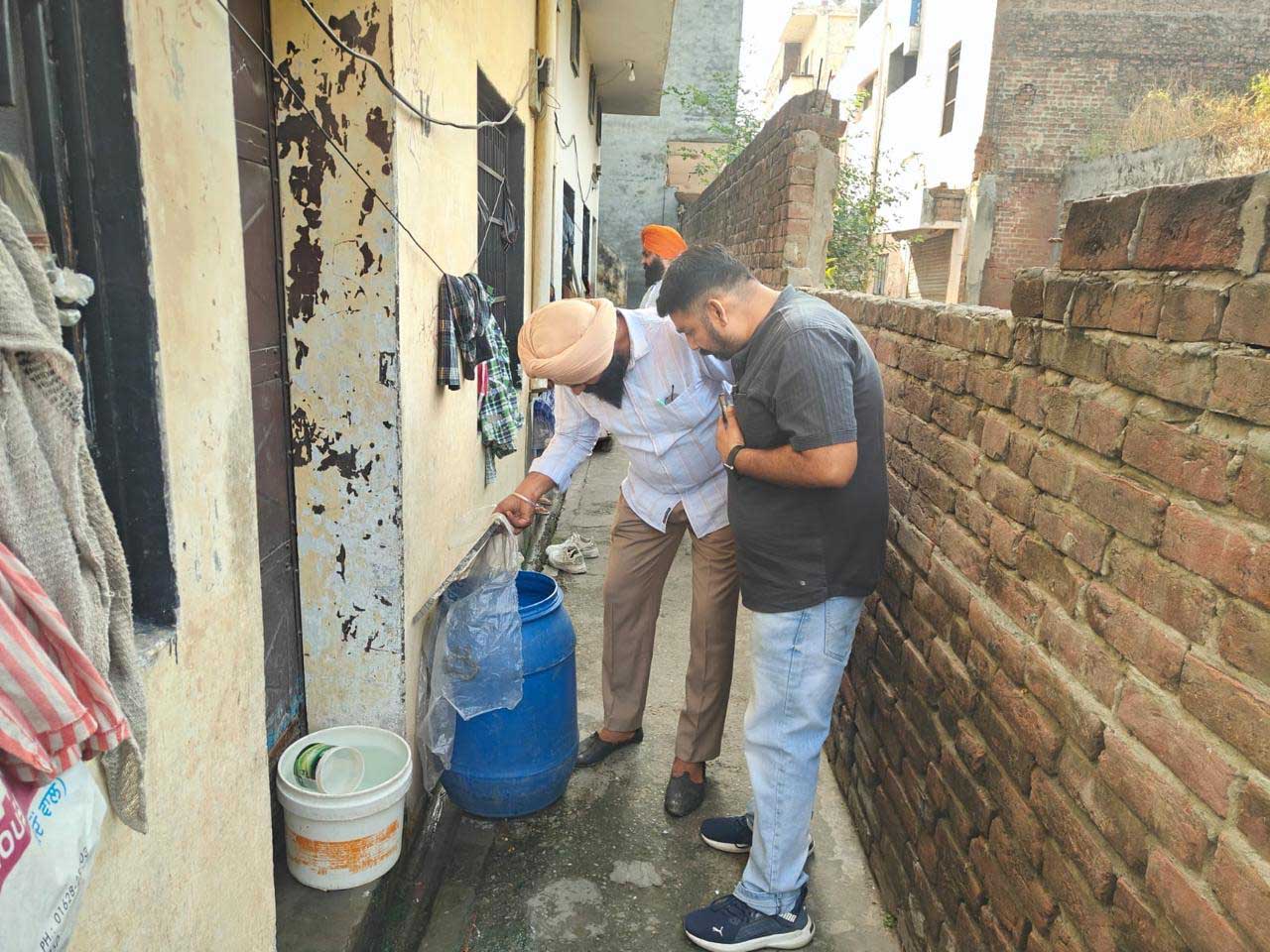 690b86255774b 10511672CD  051125 TP LDH PHOTO TEAM OF THE HEALTH DEPARTMENT CHECKING THE POTENTIAL BREEDING GROUNDS OF DENGUE IN DORAHA