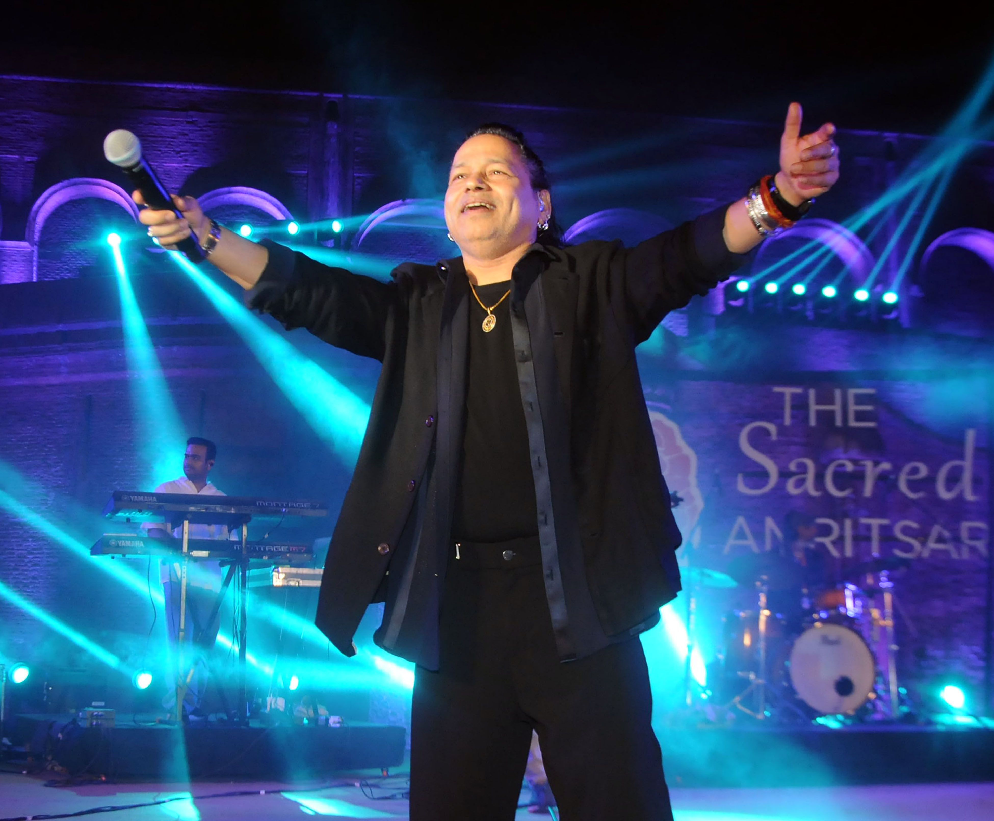 अमृतसर में पिछली रात गोबिंदगढ़ किले में पवित्र अमृतसर महोत्सव के समापन दिवस पर प्रस्तुति देते गायक कैलाश खेर, फोटो विशाल कुमार