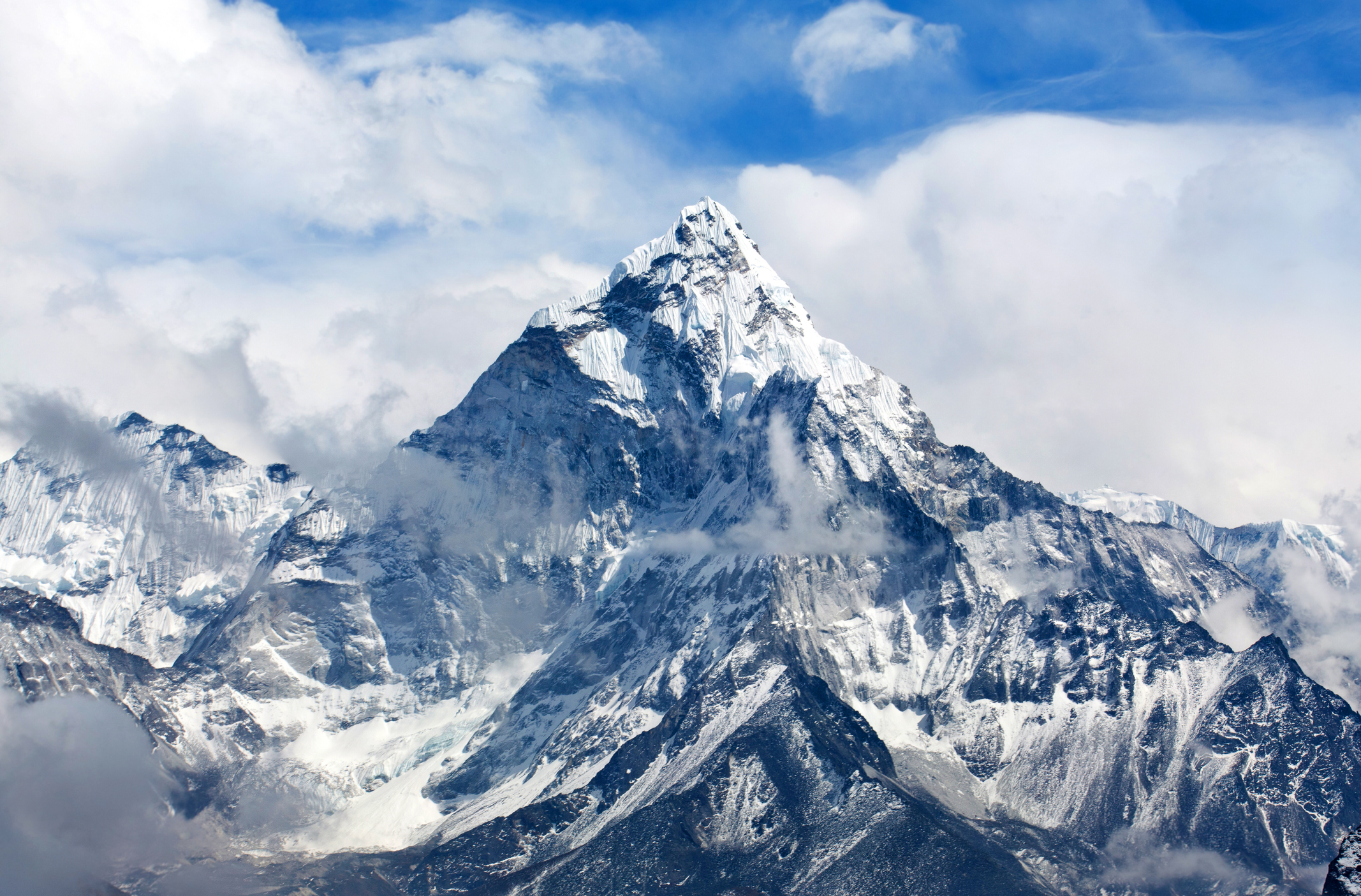 China-Nepal team extracts first full-depth ice core from Everest summit