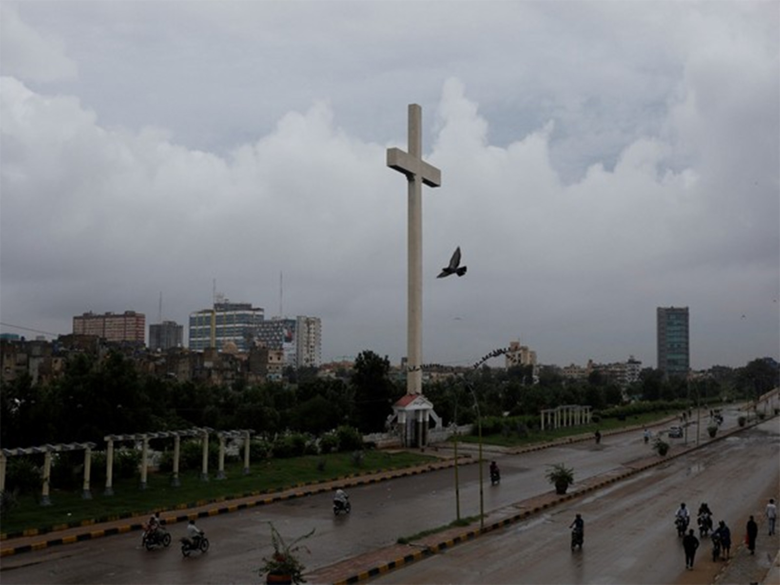 Inflation turns Eid grave visits into costly burden in Rawalpindi