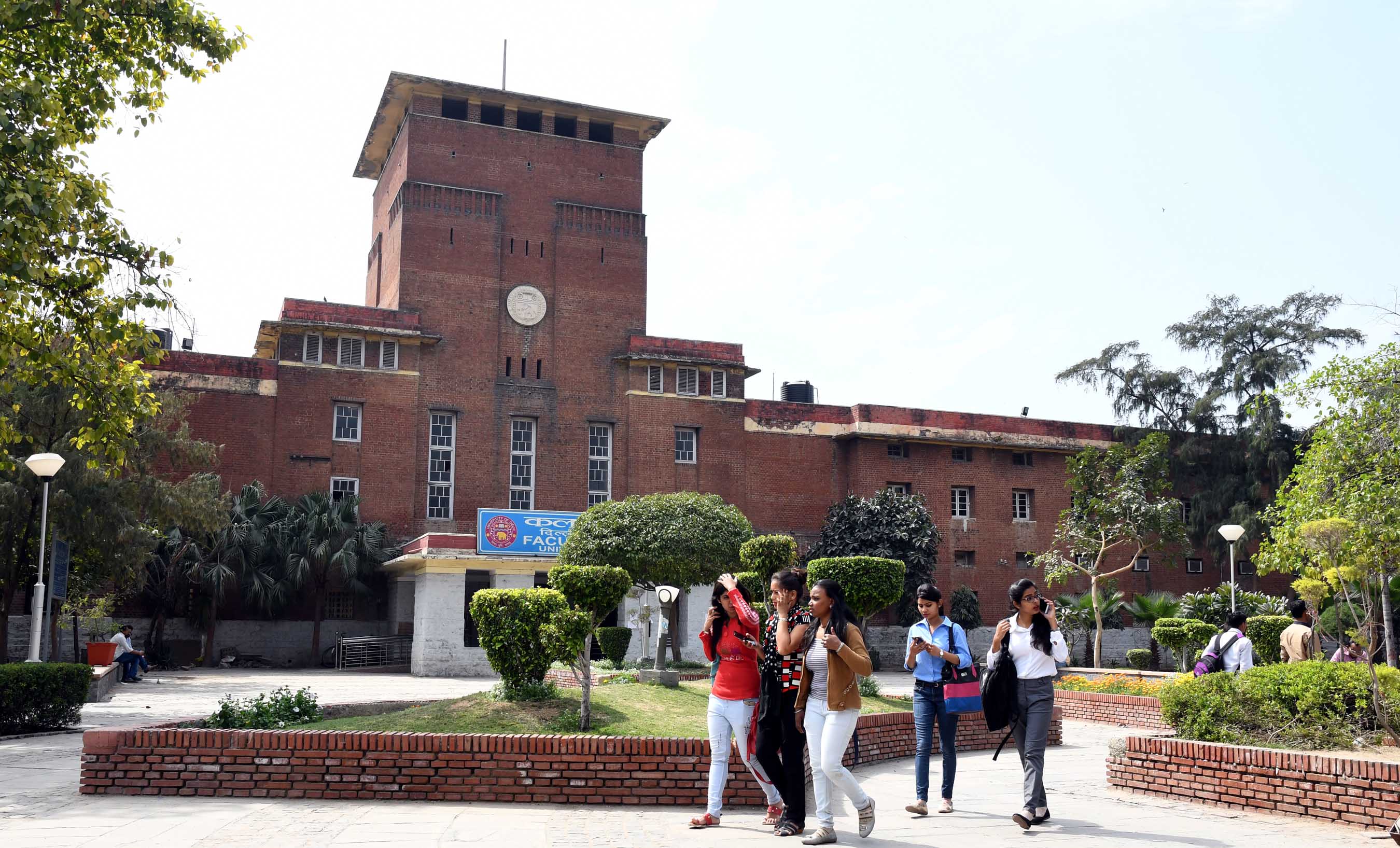 डूसू चुनाव के लिए दिल्ली विश्वविद्यालय में सुरक्षा कड़ी, 500 से अधिक सीसीटीवी कैमरों से होगी निगरानी