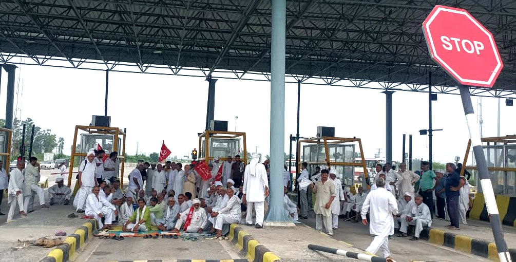 Farmers, khaps block Rohtak toll plazas over Hisar murder