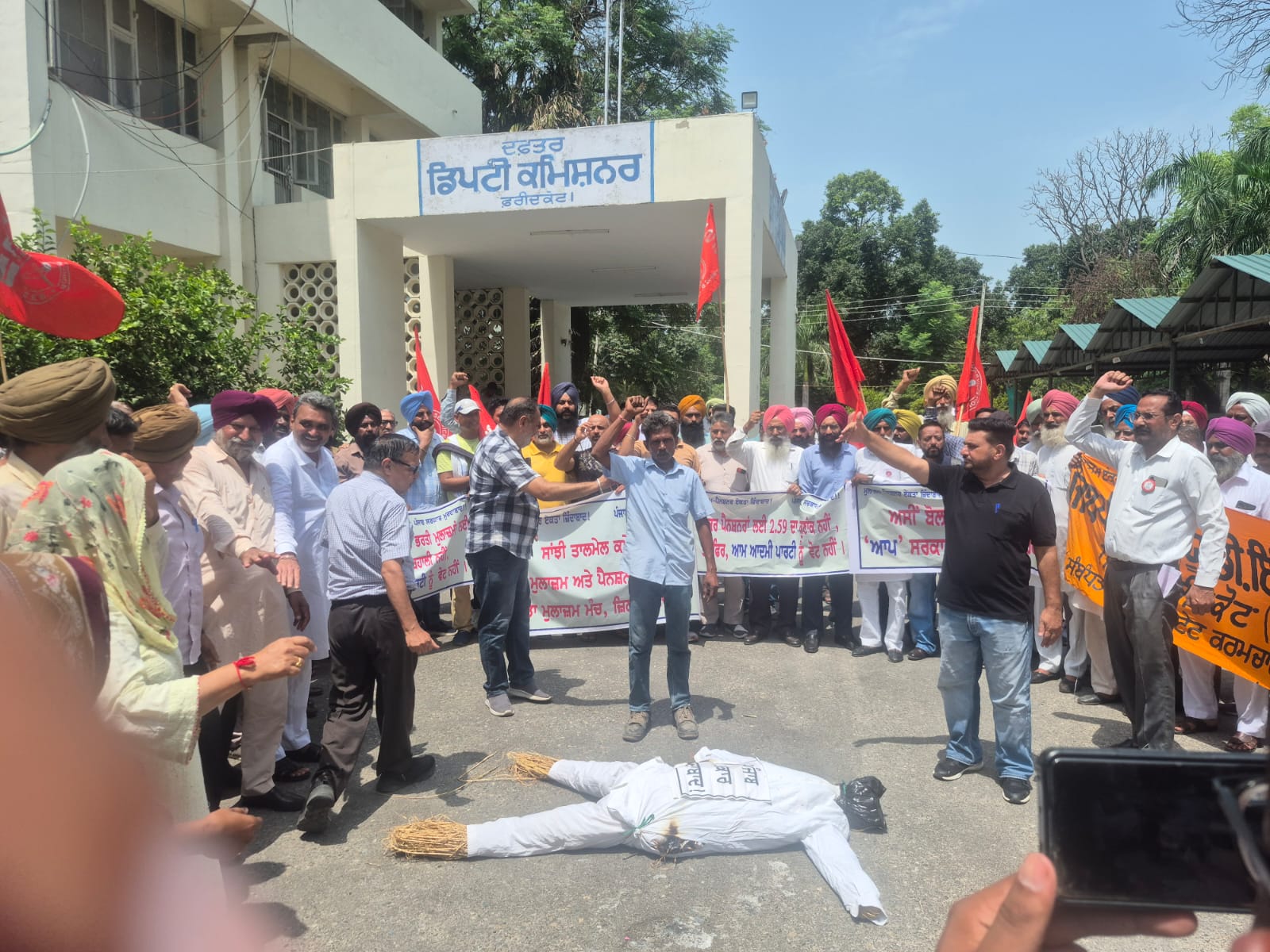 Employees, pensioners burn Punjab CM Mann’s effigy outside Faridkot DC office