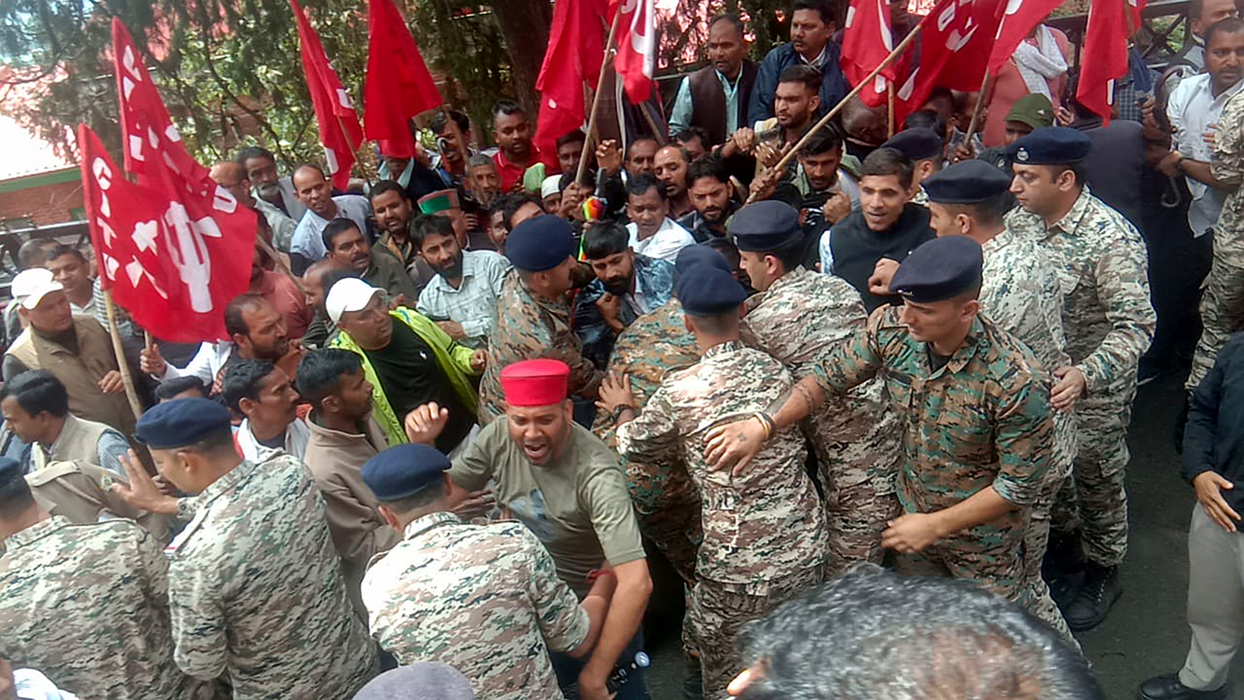 Scuffle between street vendors, police during protest against eviction drive in Shimla