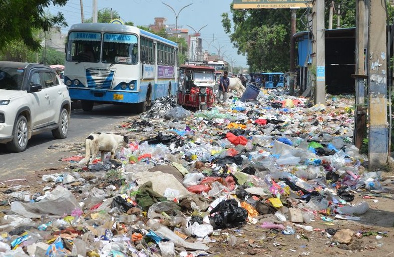 District administration lifts heaps of garbage in night in Jhajjar, Bahadurgarh, Beri