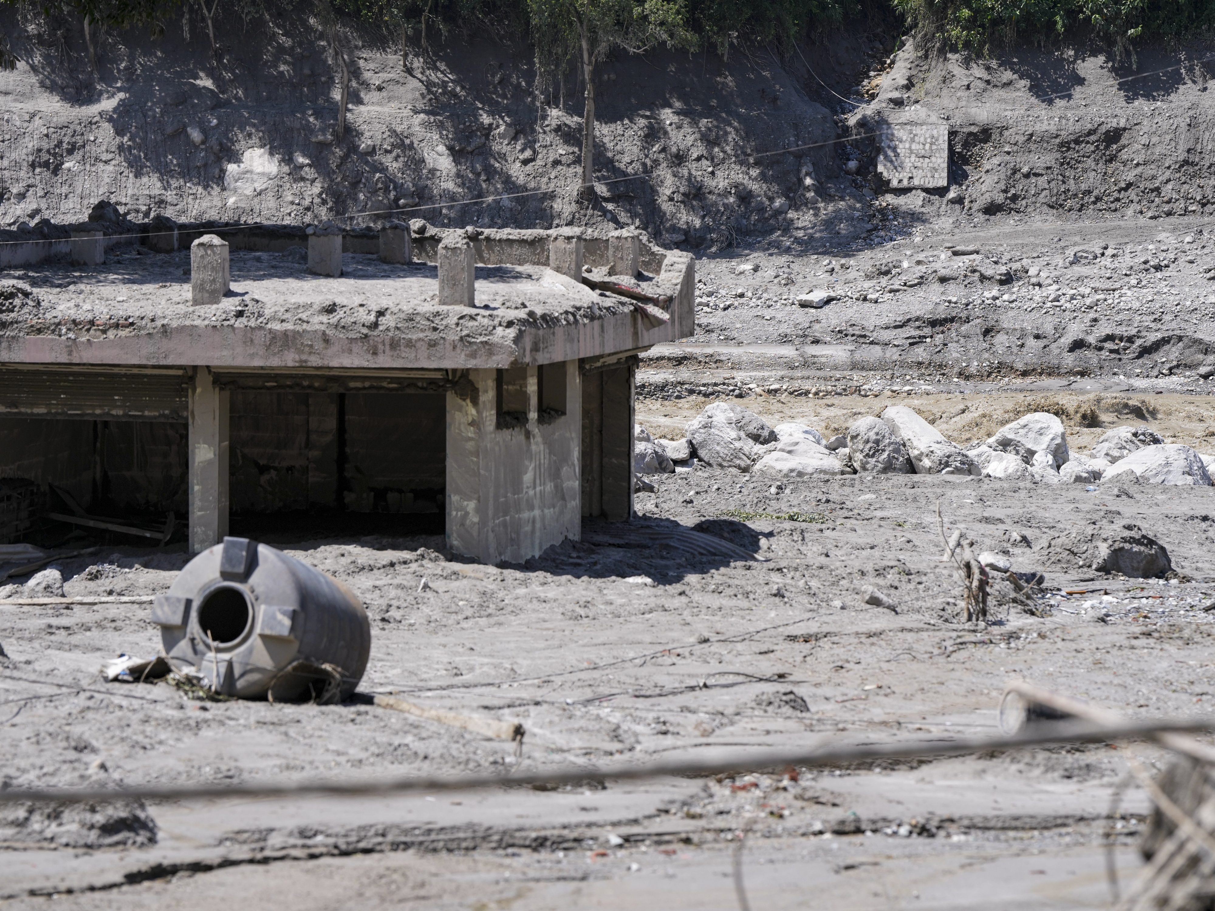 Death toll rises to 359 in Nepal flash floods as rescuers look for survivors