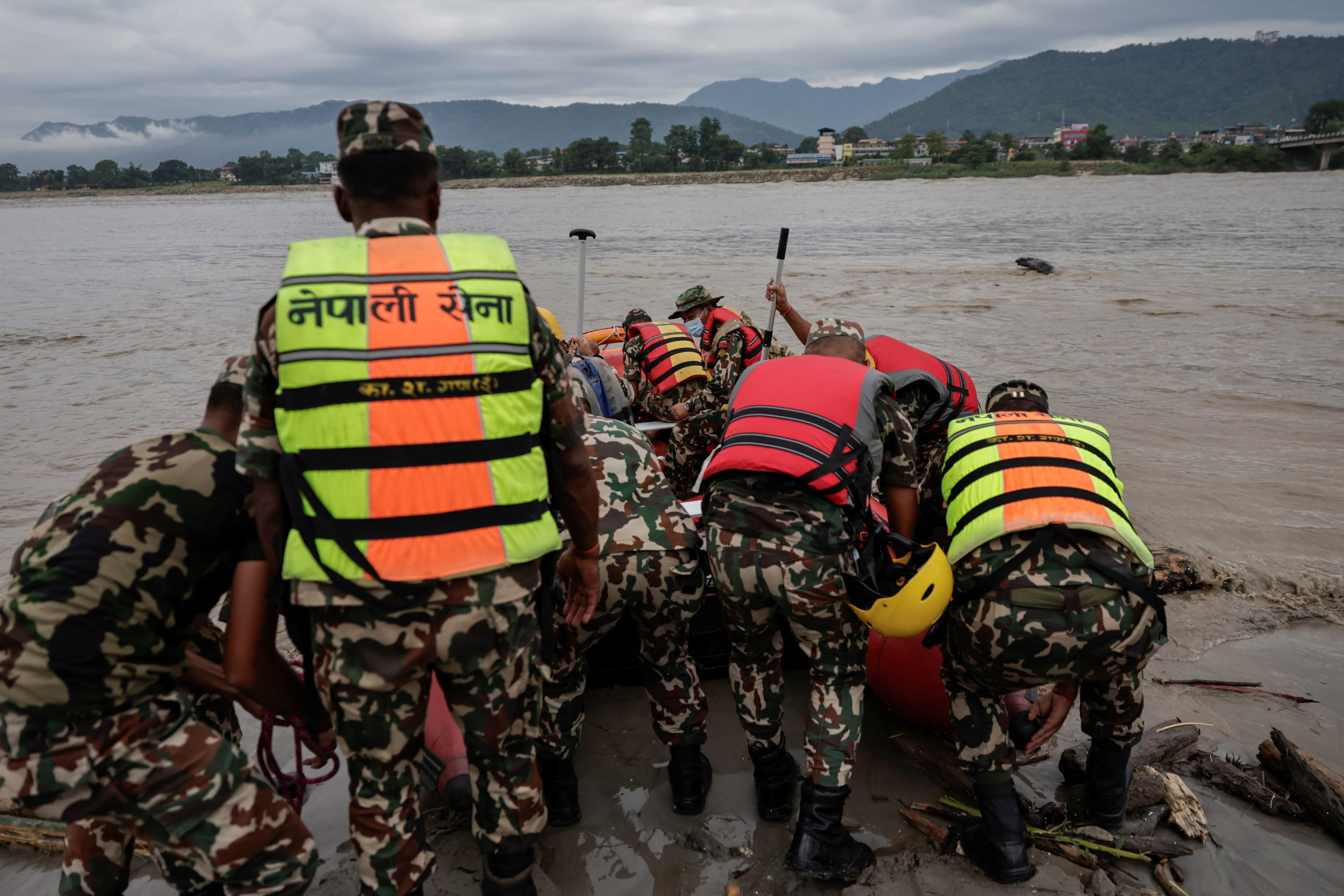 Death toll rises to 903 in Nepal flash floods
