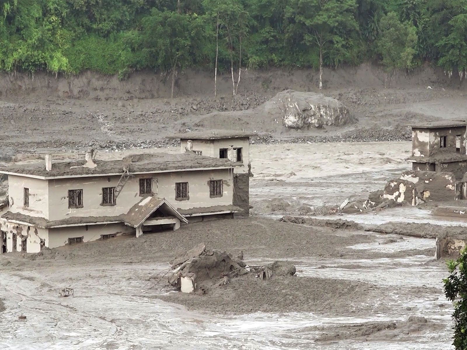 “Water level rising, everyone stopped”: Nepal Police officials at Trishuli brace for more flooding after quake in Schiuan-China