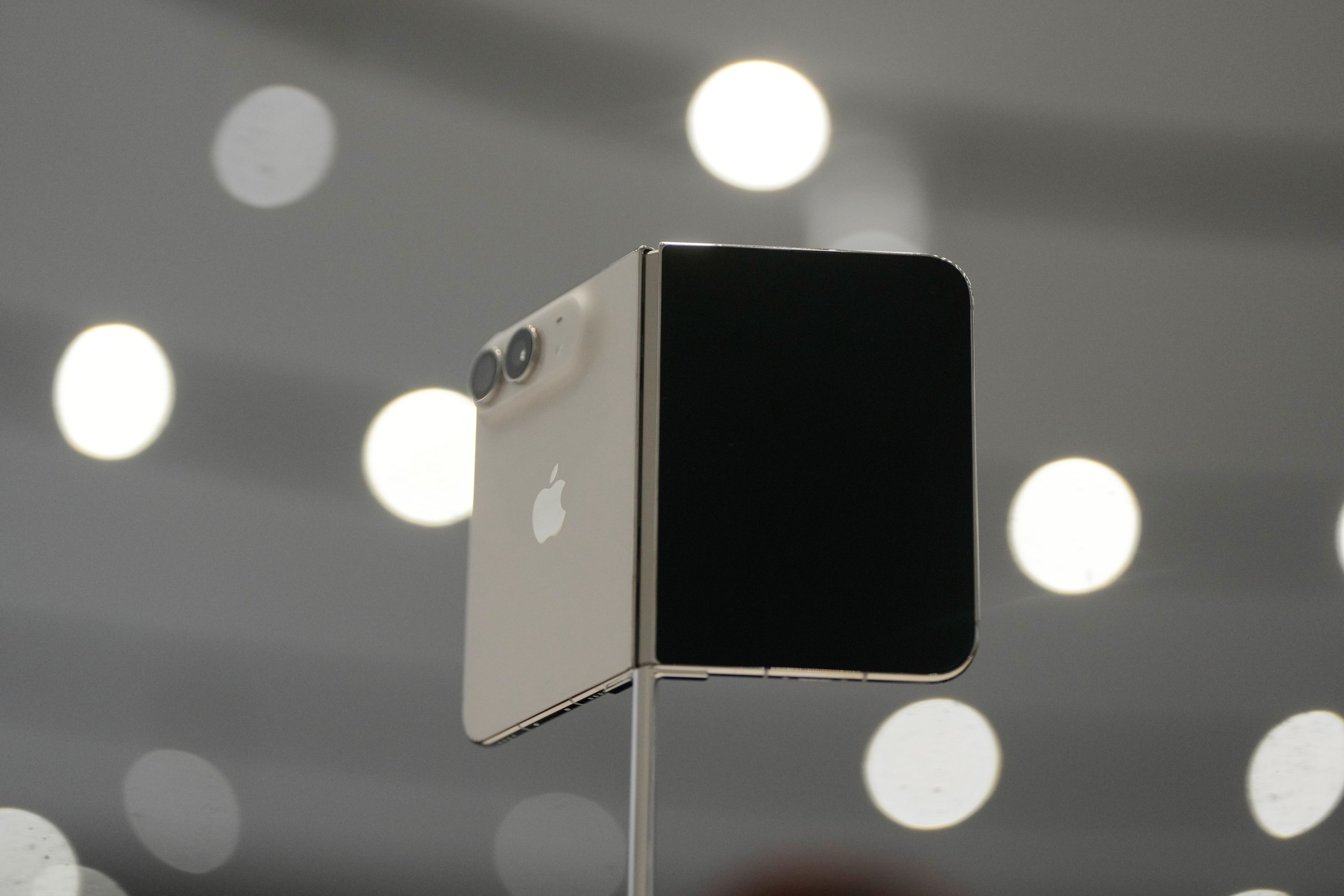 The Economics of Luxury Hardware A Quantitative Breakdown of the Apple Foldable Strategy